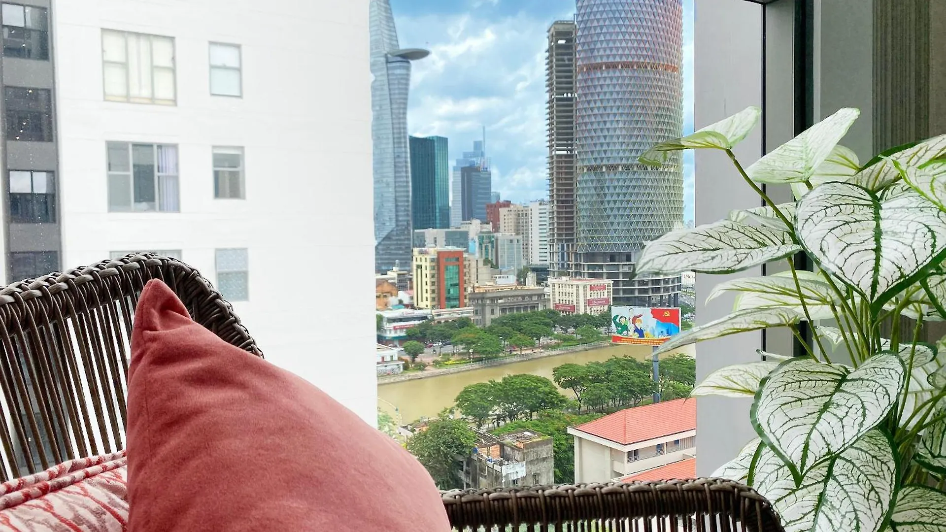 Saigon-Royal Breathtaking River View District 4 location